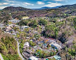 Minutes to Parkway I Pigeon Forge Sleeps 14 5BR