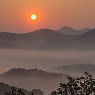 Minutes to Parkway I Pigeon Forge Sleeps 14 5BR