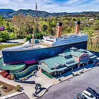 Minutes to Parkway I Pigeon Forge Sleeps 14 5BR