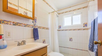 Cozy Stay 2 blocks from the beach