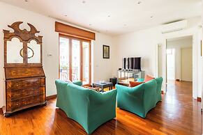 Colonna Classic Style Apartment