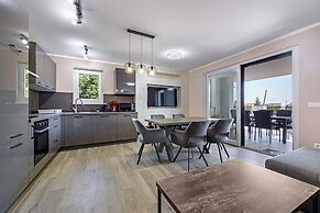 Sauna & Jacuzzi Apartment Rossa