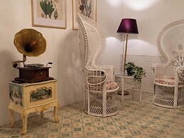 RoomQuest Baan Khun Phra The Iconic