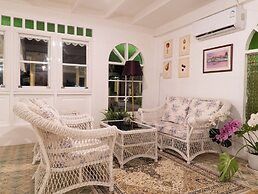 RoomQuest Baan Khun Phra The Iconic