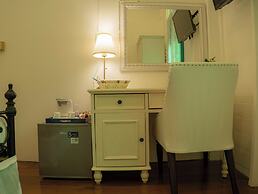 RoomQuest Baan Khun Phra The Iconic