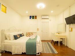 RoomQuest Baan Khun Phra The Iconic