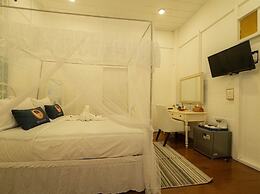 RoomQuest Baan Khun Phra The Iconic