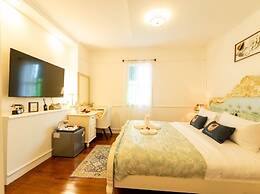 RoomQuest Baan Khun Phra The Iconic