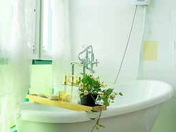 RoomQuest Baan Khun Phra The Iconic