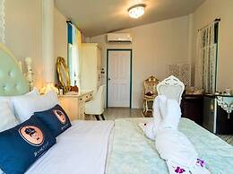 RoomQuest Baan Khun Phra The Iconic