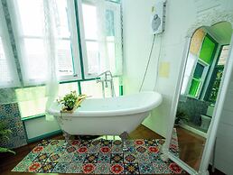 RoomQuest Baan Khun Phra The Iconic