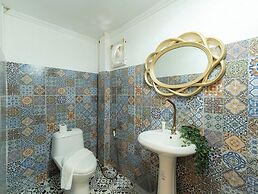 RoomQuest Baan Khun Phra The Iconic