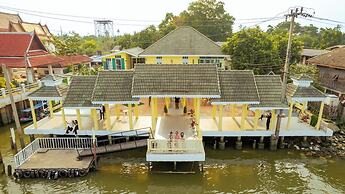 RoomQuest Baan Khun Phra The Iconic