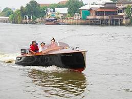 RoomQuest Baan Khun Phra The Iconic