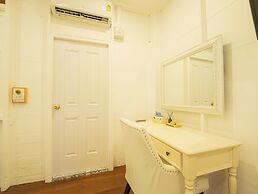 RoomQuest Baan Khun Phra The Iconic