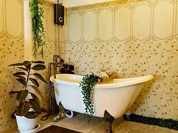 RoomQuest Baan Khun Phra The Iconic