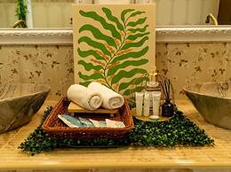 RoomQuest Baan Khun Phra The Iconic