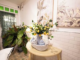 RoomQuest Baan Khun Phra The Iconic