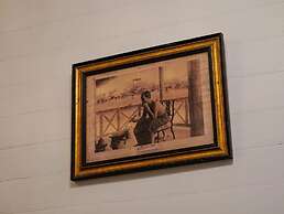 RoomQuest Baan Khun Phra The Iconic