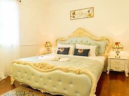 RoomQuest Baan Khun Phra The Iconic