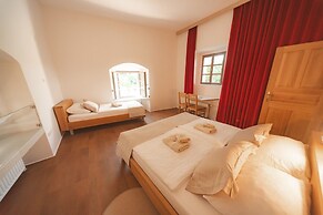 Rooms & Apartments Podsreda Castle