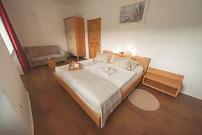 Rooms & Apartments Podsreda Castle