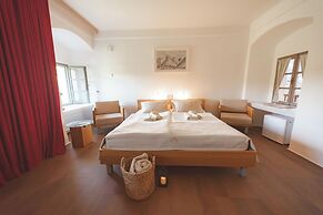 Rooms & Apartments Podsreda Castle