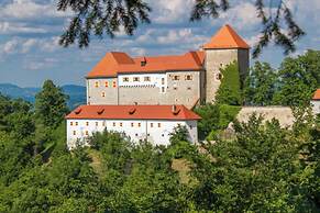 Rooms & Apartments Podsreda Castle