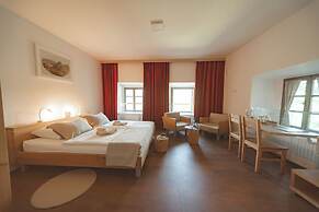 Rooms & Apartments Podsreda Castle
