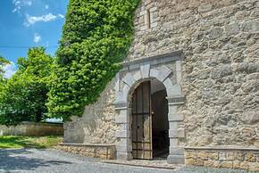 Rooms & Apartments Podsreda Castle