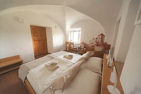 Rooms & Apartments Podsreda Castle
