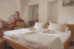 Rooms & Apartments Podsreda Castle