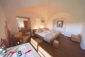 Rooms & Apartments Podsreda Castle
