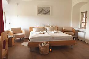 Rooms & Apartments Podsreda Castle