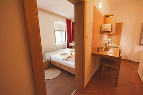 Rooms & Apartments Podsreda Castle