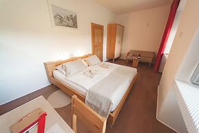 Rooms & Apartments Podsreda Castle