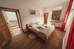 Rooms & Apartments Podsreda Castle