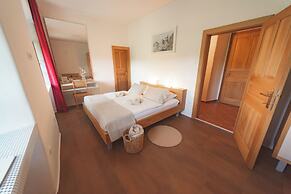 Rooms & Apartments Podsreda Castle