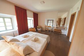 Rooms & Apartments Podsreda Castle