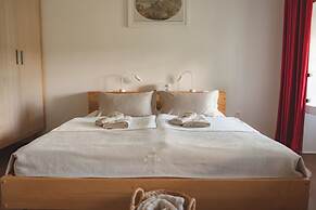 Rooms & Apartments Podsreda Castle