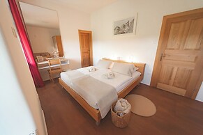 Rooms & Apartments Podsreda Castle