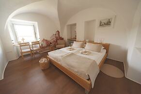 Rooms & Apartments Podsreda Castle