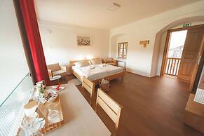 Rooms & Apartments Podsreda Castle