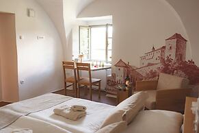 Rooms & Apartments Podsreda Castle