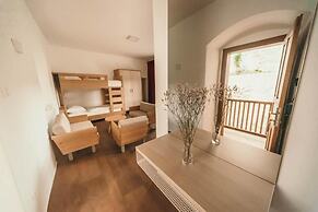Rooms & Apartments Podsreda Castle