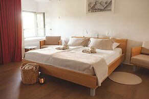 Rooms & Apartments Podsreda Castle