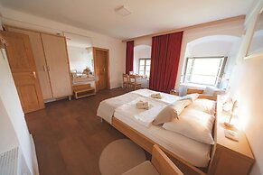 Rooms & Apartments Podsreda Castle