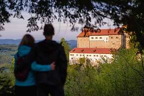 Rooms & Apartments Podsreda Castle