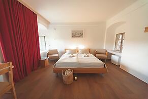 Rooms & Apartments Podsreda Castle
