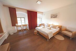 Rooms & Apartments Podsreda Castle